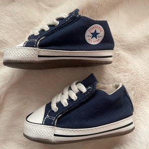 Navy blue crib converse size 3 in baby’s